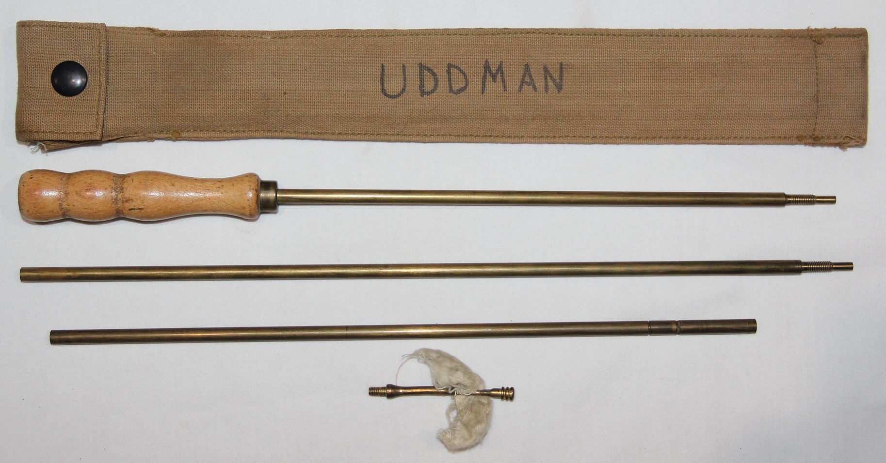 B048. WWI RIFLE CLEANING ROD SET IN A 1918 DATED KHAKI WEB POUCH B
