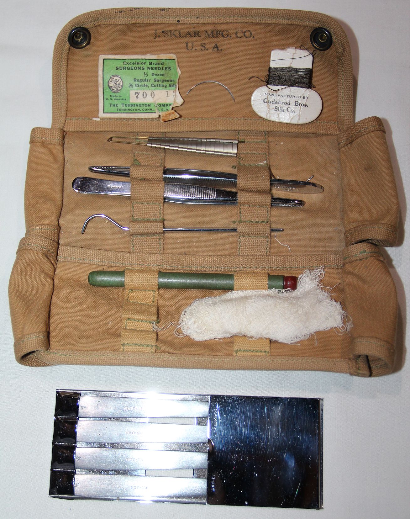 E388. WWII USN MEDICAL DEPARTMENT POCKET CASE WITH INSTRUMENTS - B