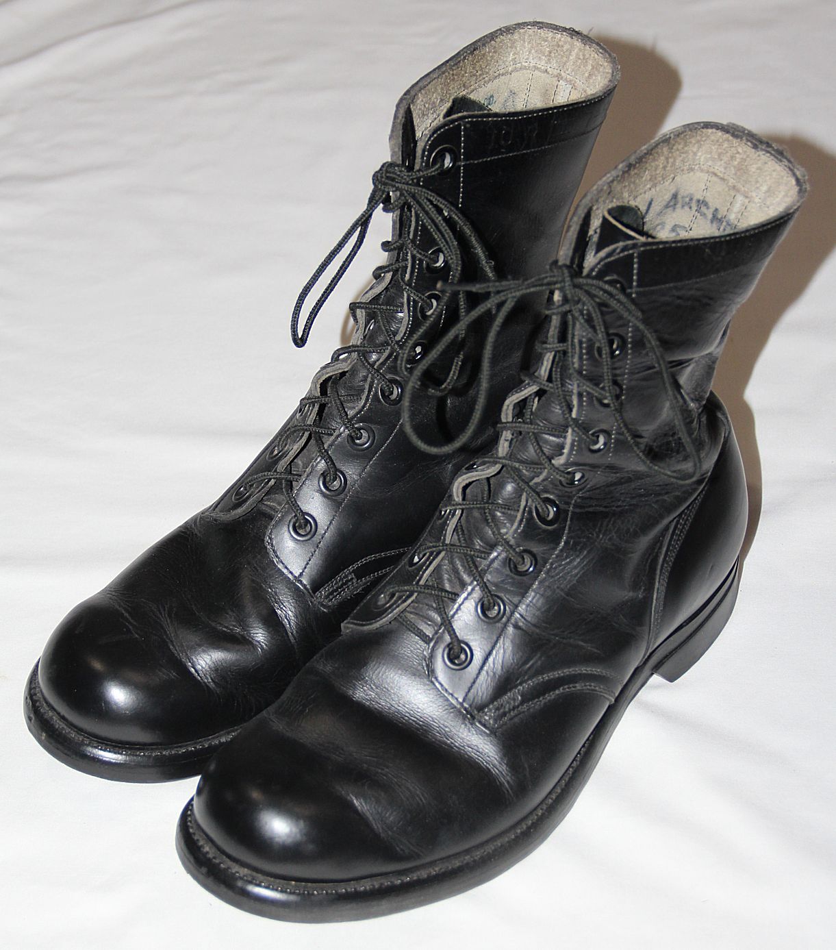 T407. NICE NAMED VIETNAM 1966 DATED LEATHER COMBAT BOOTS - B 